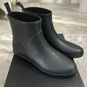 Alice + Whittles Minimalist Black Ankle Rain Boots sz 8